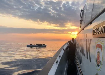 İzmir açıklarında 52 düzensiz göçmen yakalandı