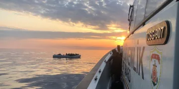 İzmir açıklarında 52 düzensiz göçmen yakalandı