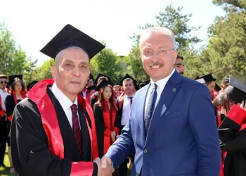 77 yaşında Hukuk Fakültesinden mezun oldu