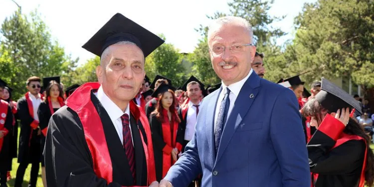 77 yaşında Hukuk Fakültesinden mezun oldu
