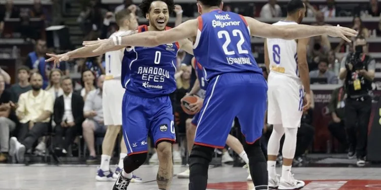 Anadolu Efes üst üste ikinci kez Euroleague şampiyonu oldu