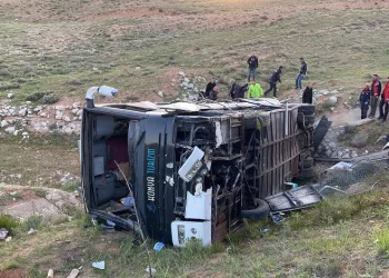 Öğrencileri taşıyan otobüs devrildi: 3 ölü, 41 yaralı