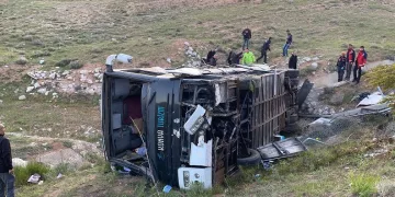 Öğrencileri taşıyan otobüs devrildi: 3 ölü, 41 yaralı