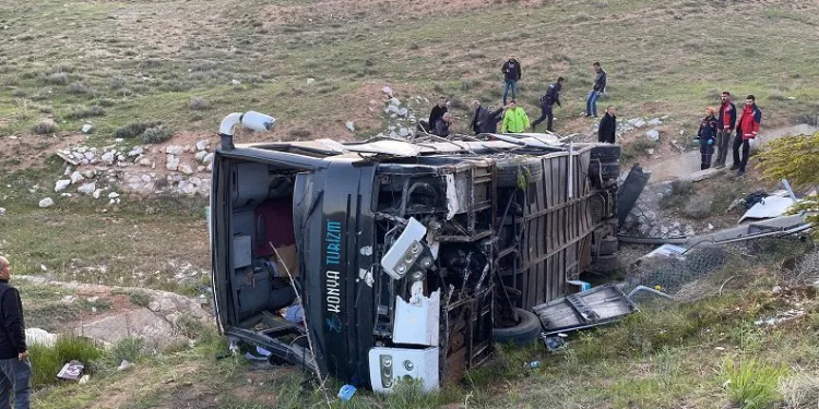Öğrencileri taşıyan otobüs devrildi: 3 ölü, 41 yaralı