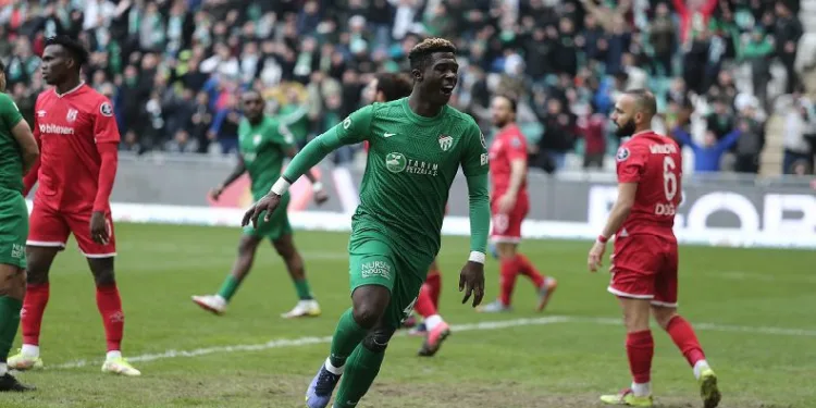 Bursaspor’un Portekizli futbolcusu Joao Pedro takıma veda etti