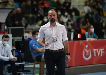 Bursa Büyükşehir Belediyespor’da Başantrenör Cemal Bora Şensoy’la sözleşme yenilendi