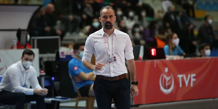 Bursa Büyükşehir Belediyespor’da Başantrenör Cemal Bora Şensoy’la sözleşme yenilendi