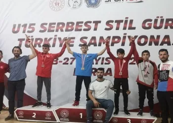 Bursa Büyükşehir Belediyesporlu güreşçi Emirhan Çetin Türkiye şampiyonu
