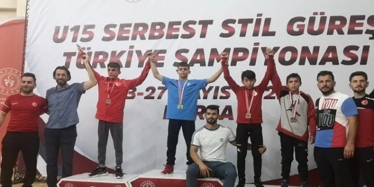Bursa Büyükşehir Belediyesporlu güreşçi Emirhan Çetin Türkiye şampiyonu