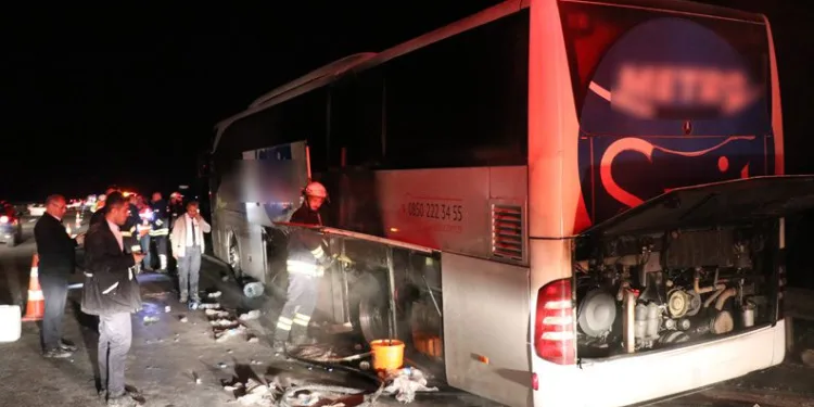 Lastiği patlayan yolcu otobüsünde yangın