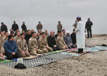 Soylu bayram namazını Mehmetçikle kıldı