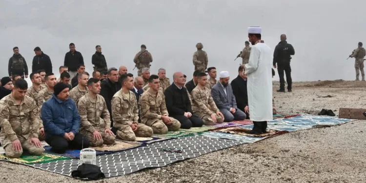 Soylu bayram namazını Mehmetçikle kıldı