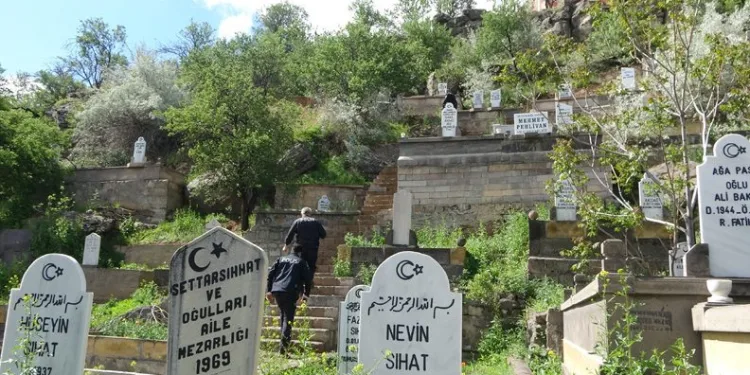 Liselilerin mezarlıktaki buluşması kanlı bitti