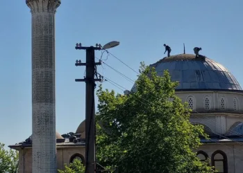 Bursa’da cami kubbesinde güvenliksiz tadilat