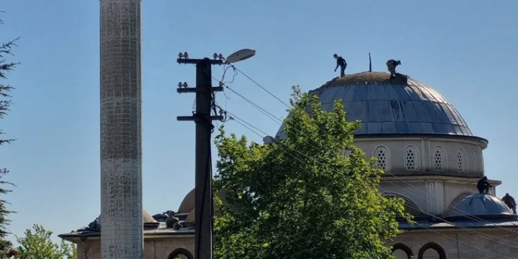 Bursa’da cami kubbesinde güvenliksiz tadilat