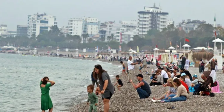 Konyaaltı Sahili’nde bayram yoğunluğu