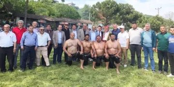 Bursa Büyükşehir Belediyesporlu güreşçiler er meydanında