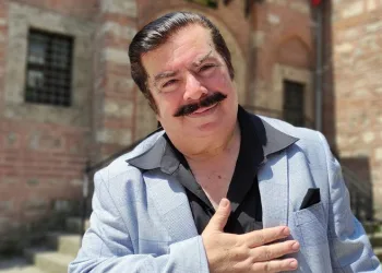 Orhan Gencebay’a benzerliğiyle dikkat çekiyor