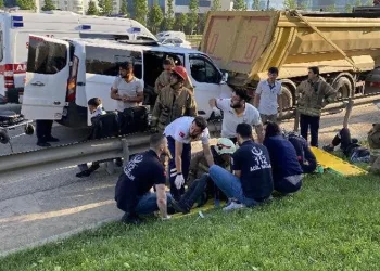 İşçi servisi kaza yaptı! Yaralılar var