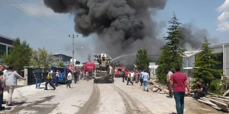Uşak’ta tekstil fabrikasında yangın