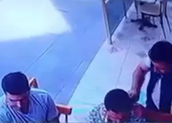 Börek yerken kulağı kesildi