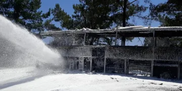 Yangın çıkan yolcu otobüsü küle döndü