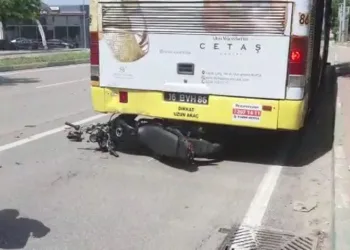 Bursa’da motosikletli sürücü otobüse arkadan çarptı