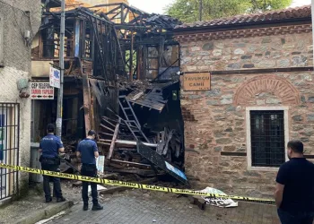 Bursa’da tarihi bina yangında küle döndü