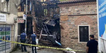 Bursa’da tarihi bina yangında küle döndü
