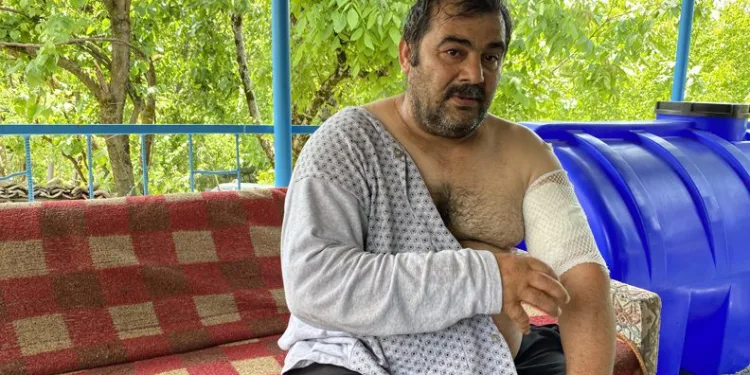 Ayı saldırısından ölü taklidiyle kurtuldu