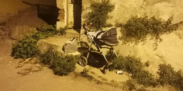 Yanında bebeği varken defalarca bıçaklandı