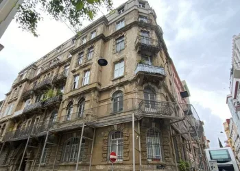 İstanbul’un ilk apartmanı tarihe direniyor