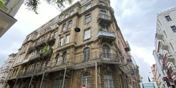 İstanbul’un ilk apartmanı tarihe direniyor