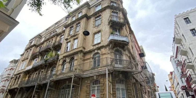 İstanbul’un ilk apartmanı tarihe direniyor