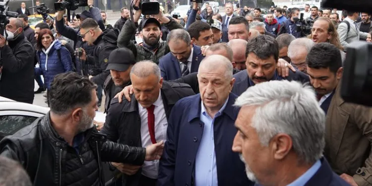 Özdağ’dan İçişleri Bakanlığı önünde açıklama