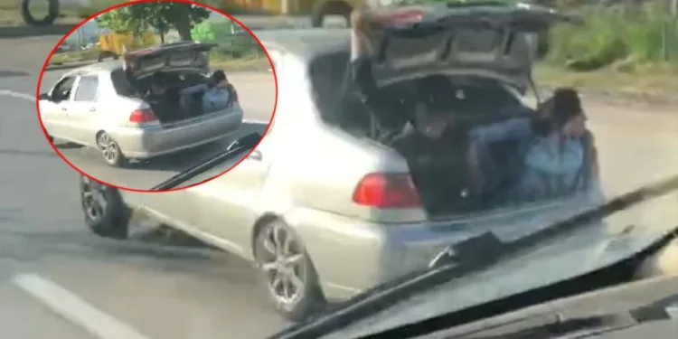 Bursa’da otomobil bagajında yolculuk