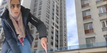 Kan donduran olay! Evde doğurup balkondan attı