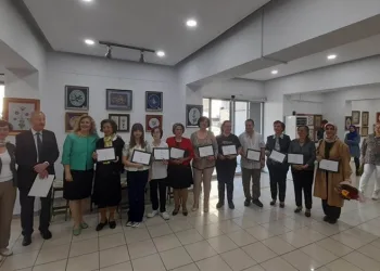 Bursa’da kursiyerlerin ebru eserleri sergileniyor