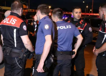 Mahalle kavgasında ortalık karıştı: 3’ü polis 5 yaralı