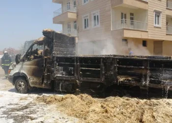 Çocuklar oyun oynarken saman yüklü kamyoneti yaktı