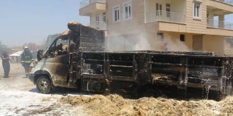 Çocuklar oyun oynarken saman yüklü kamyoneti yaktı