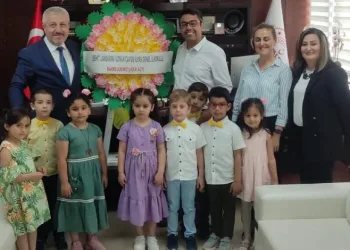 Bursa’da minikler maskelerden çelenk yaptı