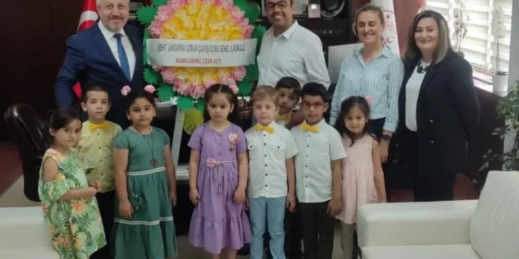 Bursa’da minikler maskelerden çelenk yaptı