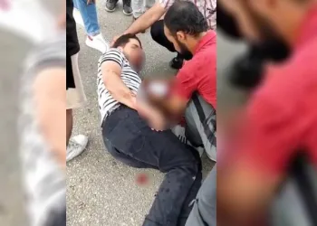 Bursa’da kaza! Motosikletli otomobile çarptı