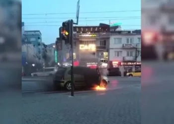 Bursa’da seyir halindeki otomobil alev aldı