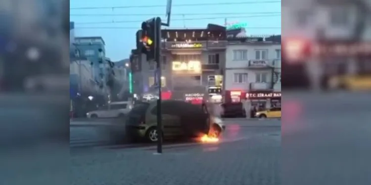 Bursa’da seyir halindeki otomobil alev aldı