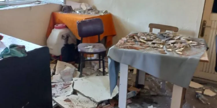 Kahvehanede çay içerlerken tavan çöktü: 1’i ağır 2 yaralı