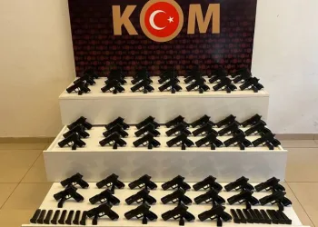 Çorap kutularının içinden cephanelik çıktı