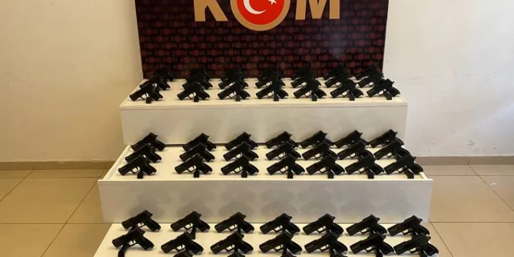 Çorap kutularının içinden cephanelik çıktı