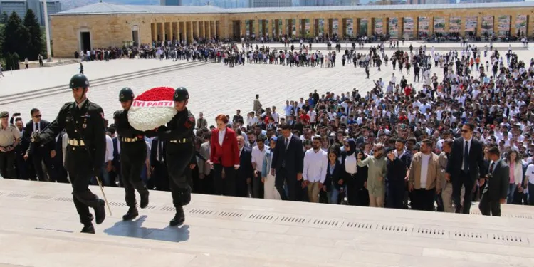 Akşener gençlerle Anıtkabir’i ziyaret etti